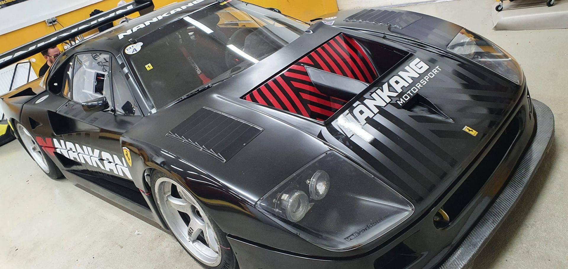 Ferrari F40 semimattschwarz mit Branding