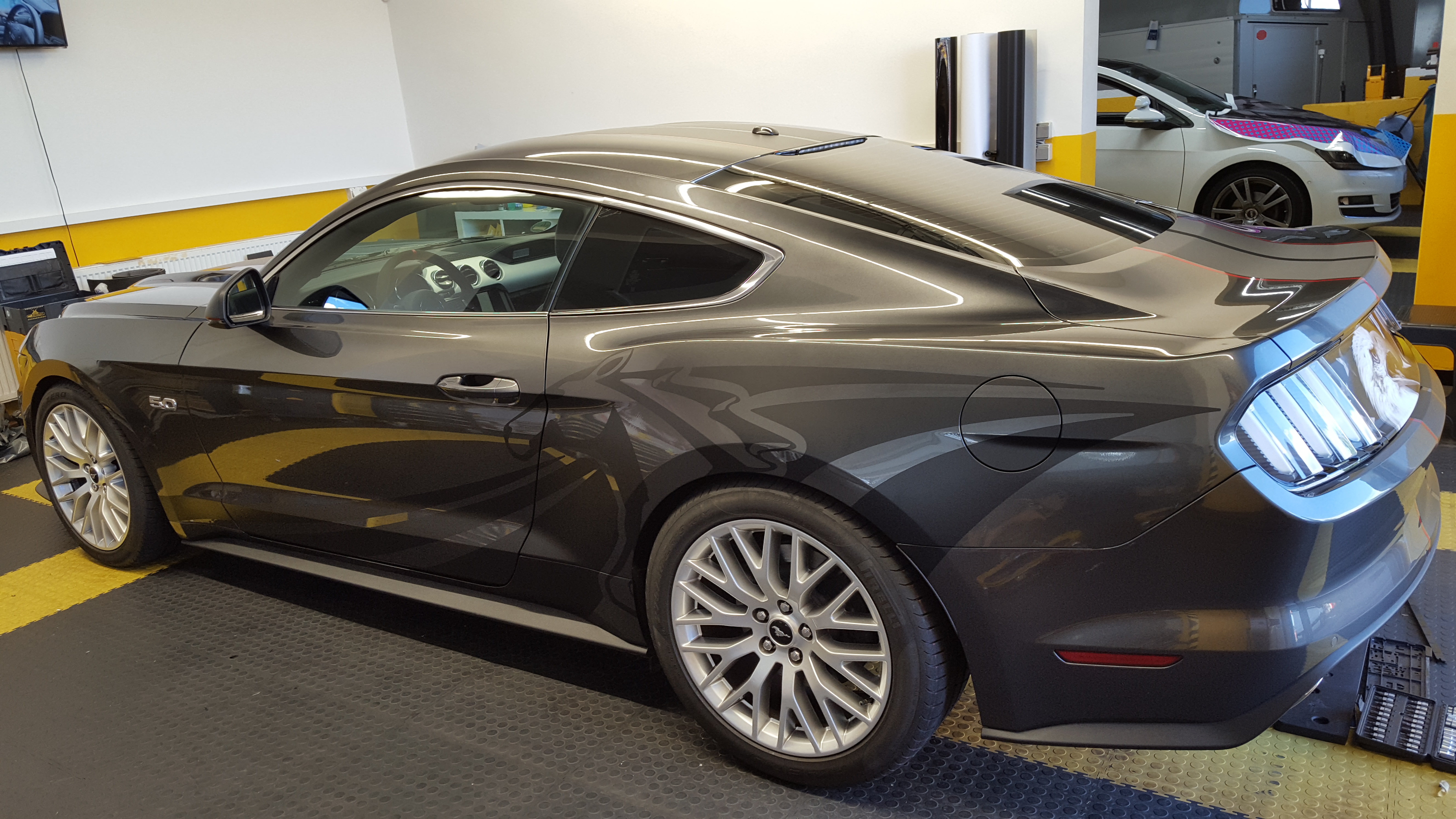 Mustang magnetic grey mit mattschwarzem Dsign