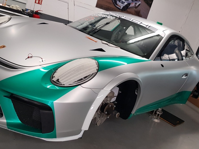 Toksport WRT Porsche GT3 RS silbermatt