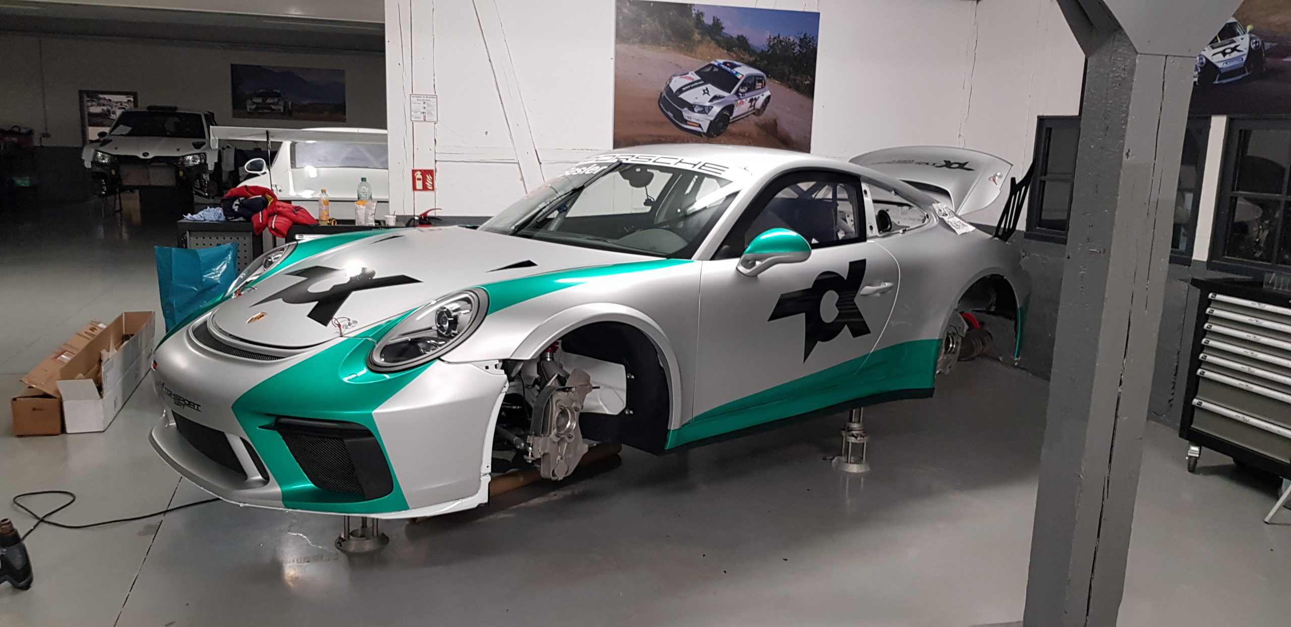 Toksport WRT Porsche GT3 RS silbermatt